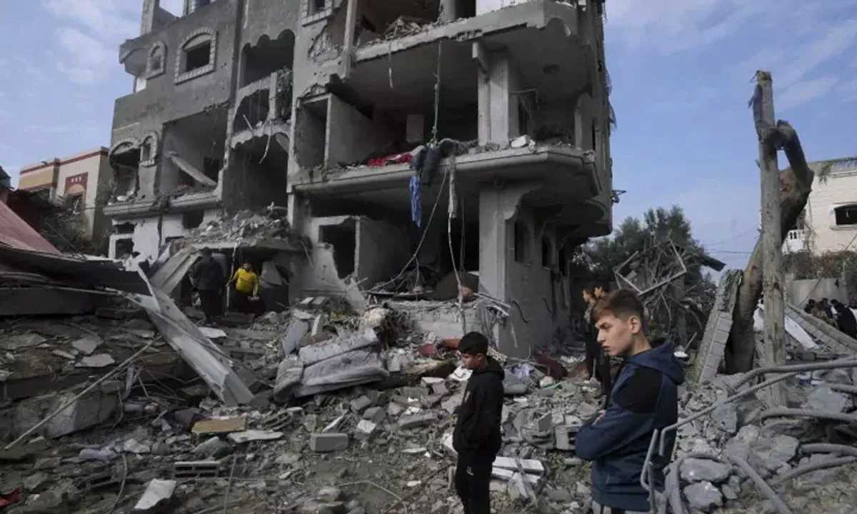 गाजा में इजरायली हमलों में मरने वालों की संख्या बढ़कर 25,490 हुई