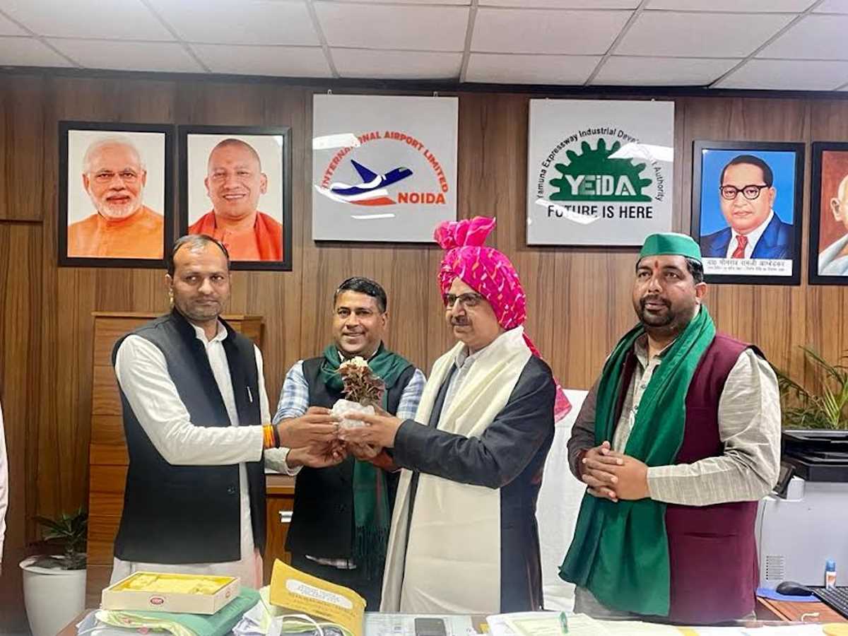 मुआवजा बढ़ाने पर किसानों ने प्राधिकरण सीईओ का सम्मान कर जताया आभार