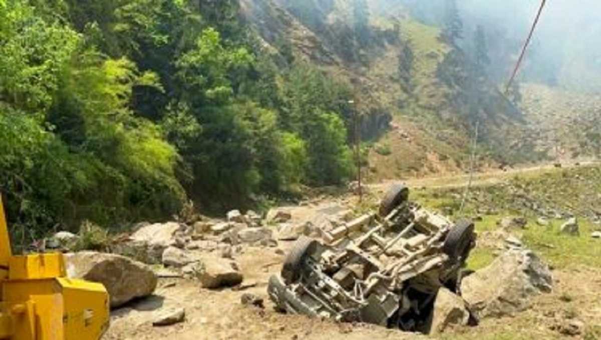 उत्तरकाशी के मोरी में भूस्खलन, मलबा हटाने का काम जारी