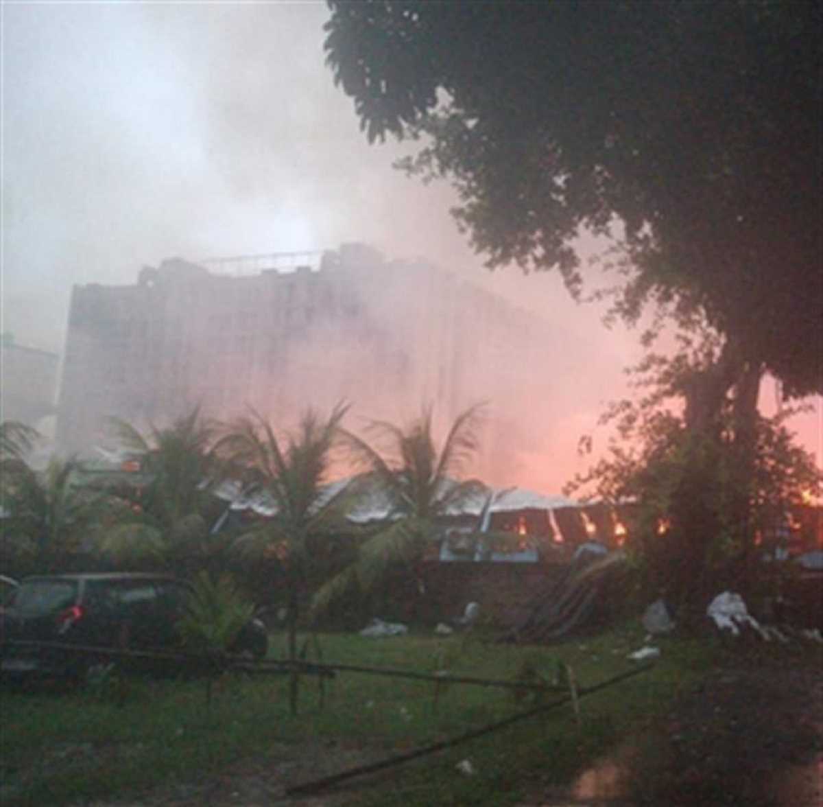 कोलकाता के बाहरी इलाके में होजरी और आइसक्रीम फैक्ट्री में लगी भीषण आग