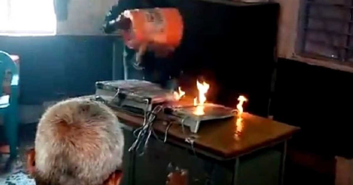 महाराष्ट्र के सांगोला गांव के मतदान केंद्र पर व्यक्ति ने 3 ईवीएम को आग लगाई