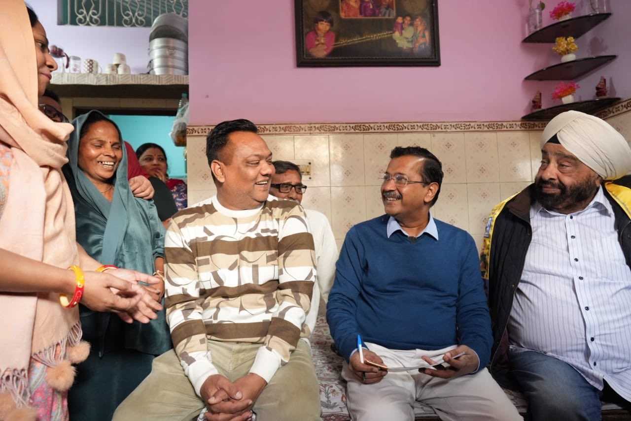 दिल्ली चुनाव : चांदनी चौक में अरविंद केजरीवाल ने परिवार को आप का बचत पत्र सौंपा