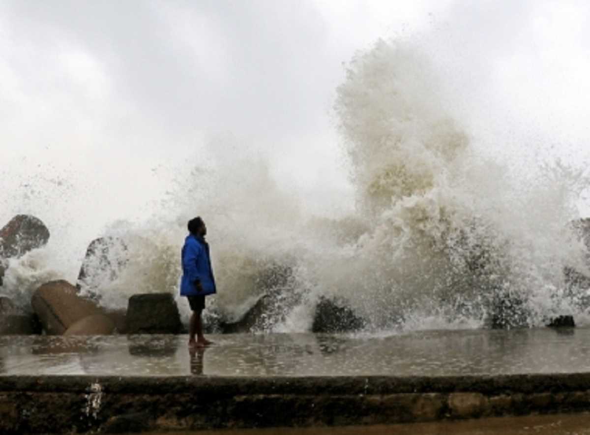 चक्रवात मंडूस : तमिलनाडु में भारी बारिश, 27 उड़ानें रद्द, कई इलाकों में भरा पानी चक्रवात मंडूस : तमिलनाडु में भारी बारिश, 27 उड़ानें रद्द, कई इलाकों में भरा पानी