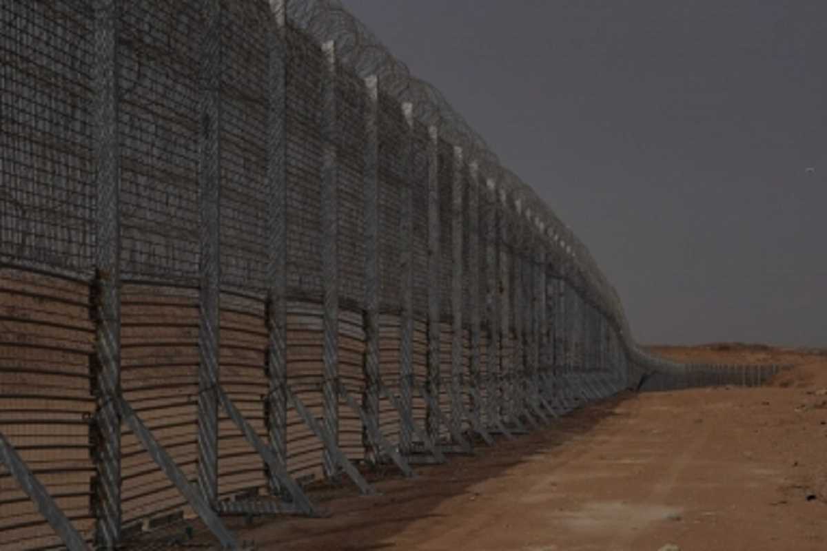 इजराइल गाजा पट्टी के चारों ओर बना रहा 4.6 किलोमीटर लंबी दीवार इजराइल गाजा पट्टी के चारों ओर बना रहा 4.6 किलोमीटर लंबी दीवार