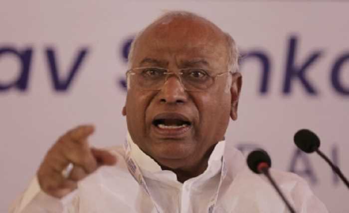 खड़गे ने अग्निपथ पर साधा निशाना, कहा- कांग्रेस रविवार से विरोध करेगी खड़गे ने अग्निपथ पर साधा निशाना, कहा- कांग्रेस रविवार से विरोध करेगी