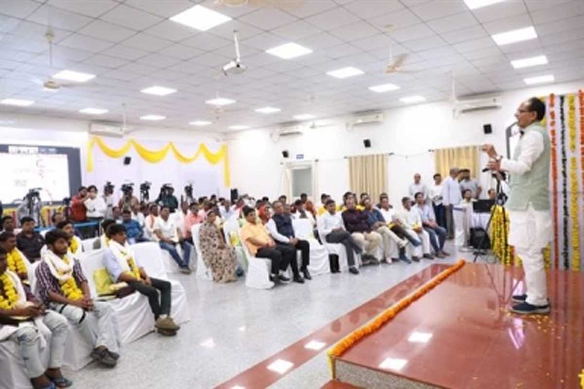 कारम बांध को बचाने वाले पोकलेन मशीन के ऑपरेटरों का सम्मान, कांग्रेस ने कसा तंज