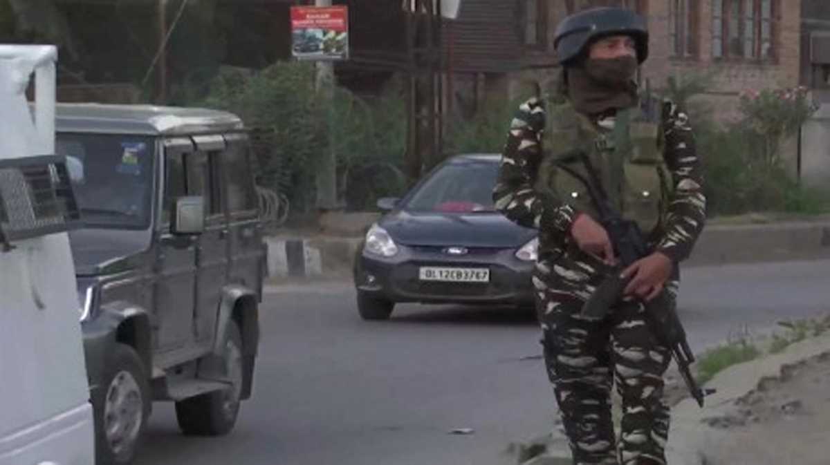 जम्मू- कश्मीर : श्रीनगर में आतंकियों का ग्रेनेड से हमला, एक सीआरपीएफ अधिकारी घायल जम्मू- कश्मीर : श्रीनगर में आतंकियों का ग्रेनेड से हमला, एक सीआरपीएफ अधिकारी घायल