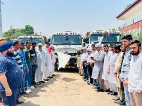 जम्मू-कश्मीर में प्रवासी आदिवासी की मदद के लिए 40 ट्रकों को हरी झंडी दिखाकर किया गया रवाना