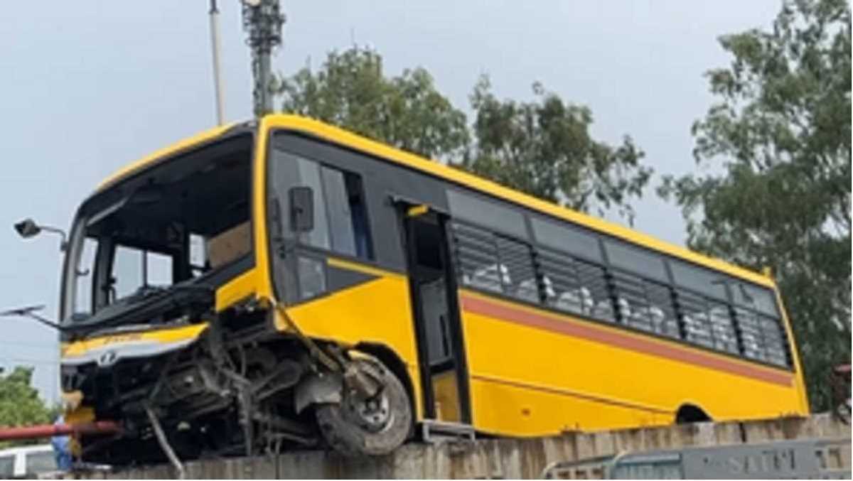 नोएडा में स्कूल बस की स्टेयरिंग हुई फेल, रेलिंग तोड़कर डिवाइडर पर चढ़ी, बड़ा हादसा टला