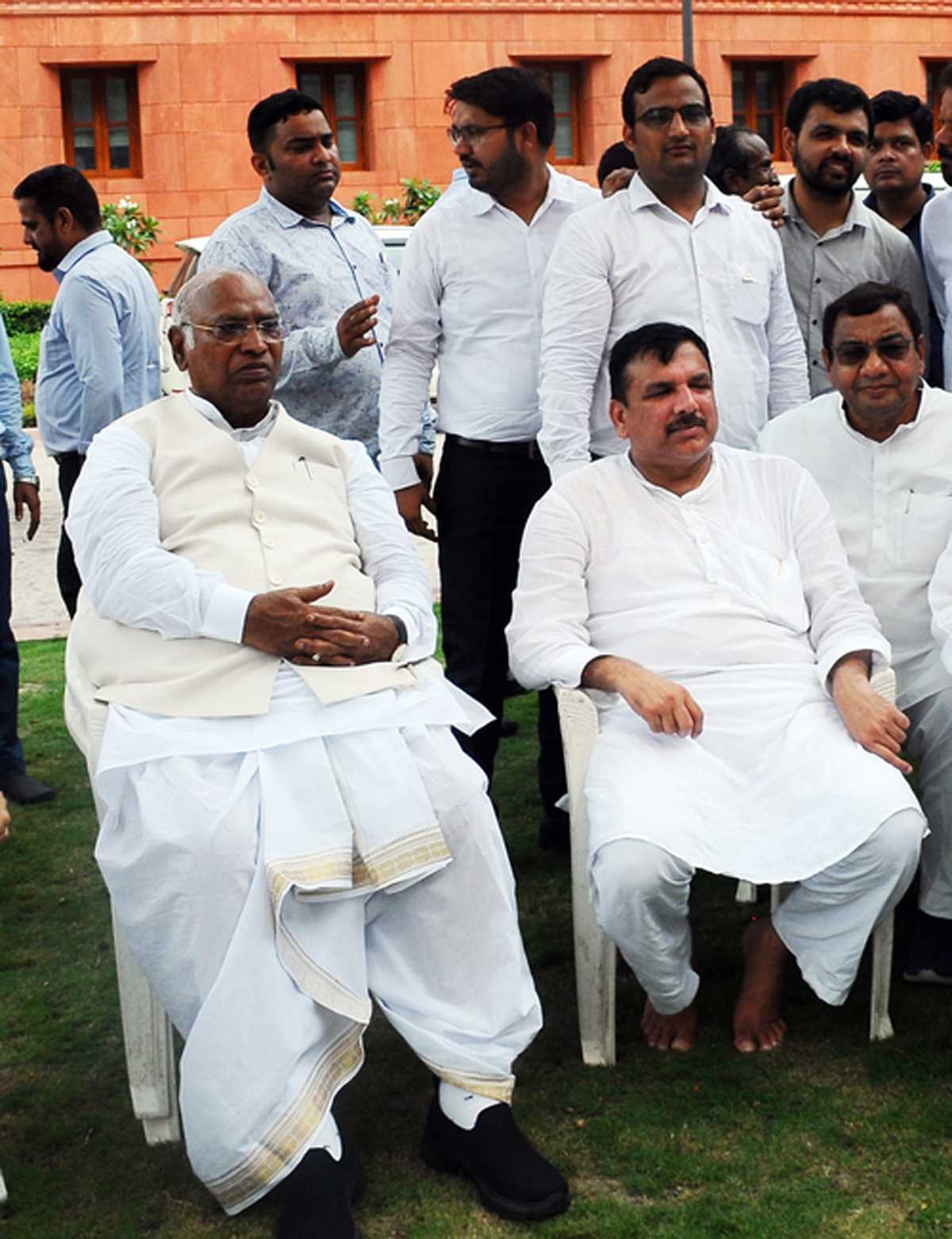 लगातार तीसरे दिन राज्यसभा से विपक्ष का वॉकआउट लगातार तीसरे दिन राज्यसभा से विपक्ष का वॉकआउट