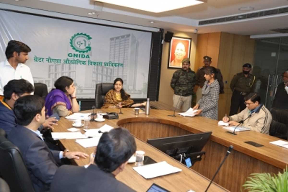 ग्रेटर नोएडा प्राधिकरण में शिकायतों के निस्तारण में लापरवाही पर सीईओ ने लगाई फटकार