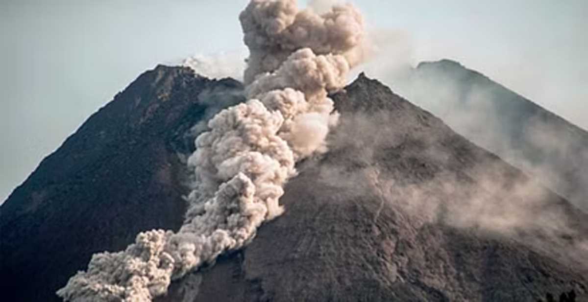 इंडोनेशिया में ज्वालामुखी के फटने से 11 पर्वतारोहियों की मौत