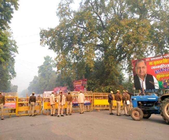 किसान यात्रा को देखते हुए सपा नेताओं के घर के बाहर पुलिस का पहरा