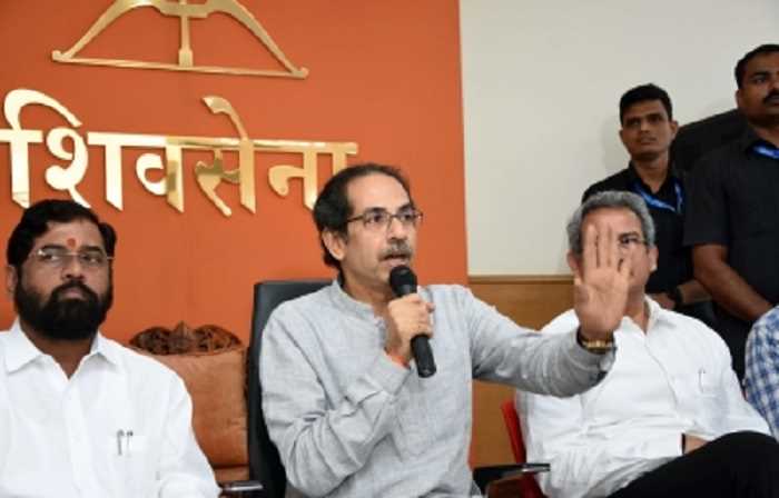 असंतुष्ट नेता शिंदे नहीं माने, पर उद्धव ठाकरे से की बात