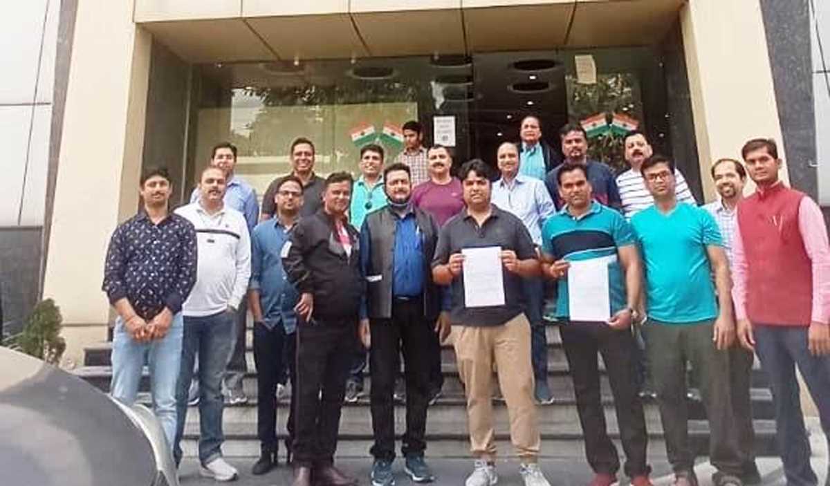 आम्रपाली के घर खरीदारों ने अपनी समस्या को लेकर कोर्ट रिसीवर को दिया ज्ञापन