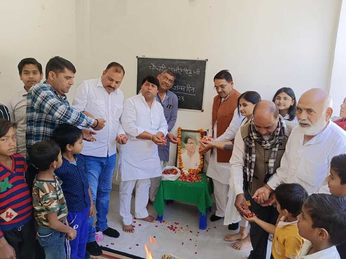 चौधरी अजित सिंह की 84वीं जयंती पर हवन के साथ किया फल वितरण