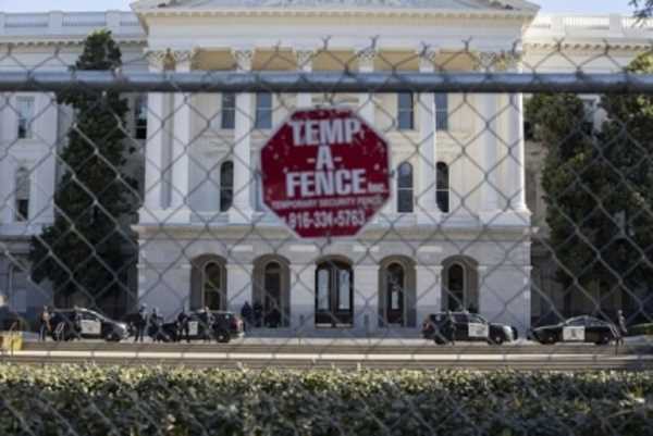 कैलिफोर्निया की राजधानी में सामूहिक गोलीबारी में 6 की मौत, 12 घायल कैलिफोर्निया की राजधानी में सामूहिक गोलीबारी में 6 की मौत, 12 घायल