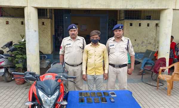 रायपुर : रोड के किनारे खड़े ट्रक के चालको व रास्ते चलते राहगीरों से मोबाईल पर्स आदि लूटने वाला गिरोह चढ़ा पुलिस के हत्थे