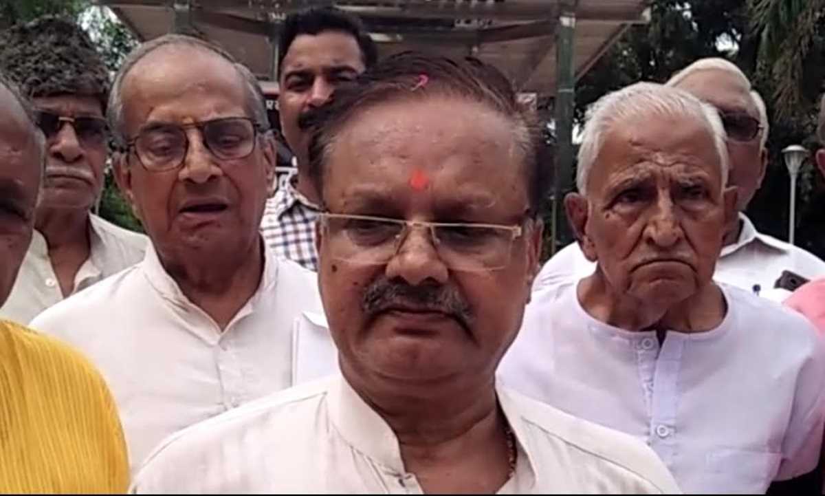 आपातकाल के विरोध में मीसा बंदियों ने गांधी प्रतिमा पर मनाया काला दिवस