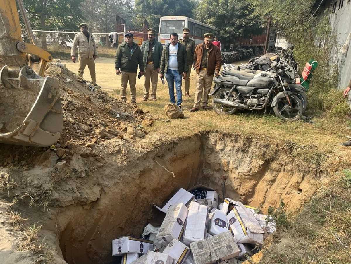 नोएडा : 6 लाख की शराब की नष्ट गई, बोतलों को फोड़कर गड्ढे में दबाया गया