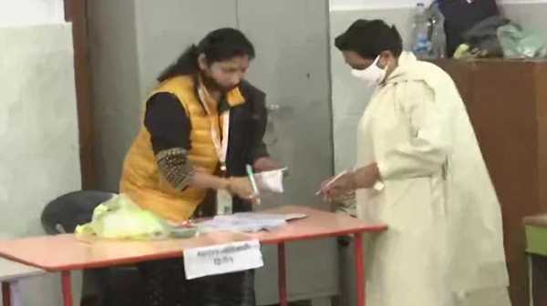 यूपी विधानसभा चुनावः चौथे चरण में 9 जिलों की 59 विधानसभा सीटों पर मतदान शुरू