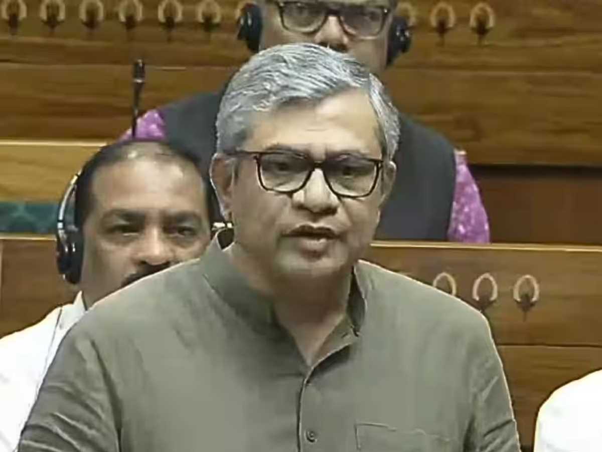 हंगामे के कारण नहीं दे पाये रेल मंत्री चर्चा का जवाब