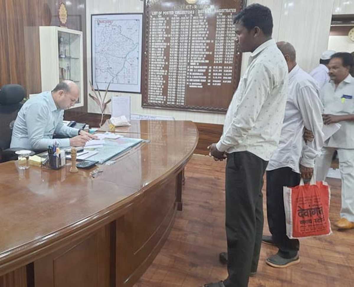 कलेक्टर ने जन चौपाल में सुनी नागरिकों की समस्याएं, किया यथा संभव समाधान