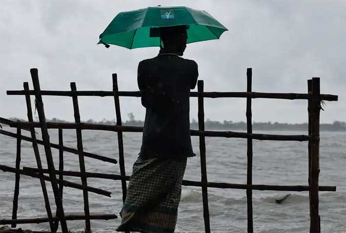 भारत पहुंच रहा भयंकर चक्रवात, 21 घंटे बंद रहेगा कोलकाता एयरपोर्ट