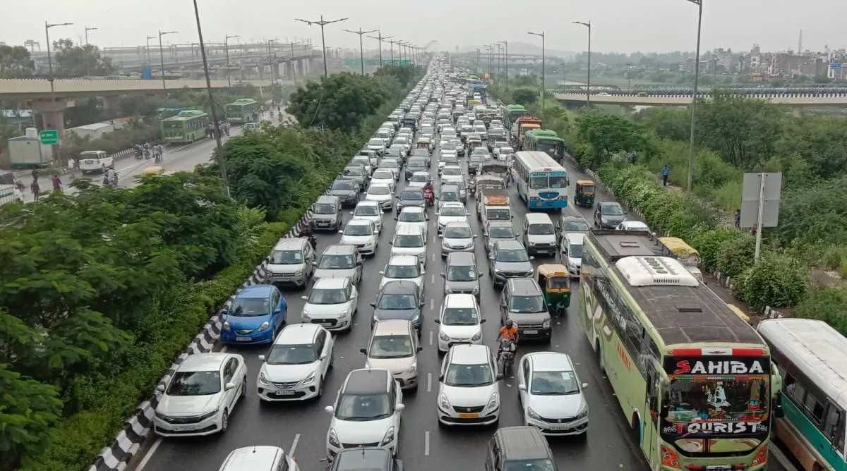 आश्रम फ्लाईओवर बंद होने से बढ़ेगी नोएडा में जाम की समस्या, पुलिस एक्टिव आश्रम फ्लाईओवर बंद होने से बढ़ेगी नोएडा में जाम की समस्या, पुलिस एक्टिव