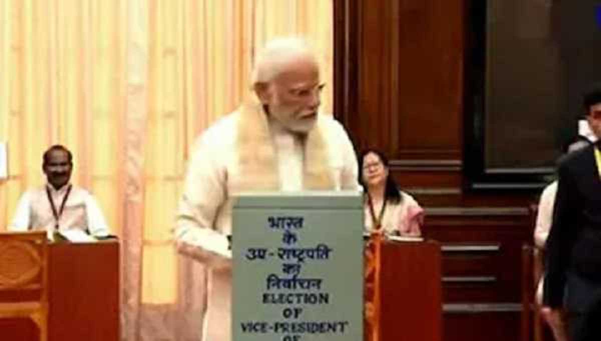 उपराष्ट्रपति चुनाव के लिए मतदान शुरू, पीएम मोदी ने डाला वोट उपराष्ट्रपति चुनाव के लिए मतदान शुरू, पीएम मोदी ने डाला वोट