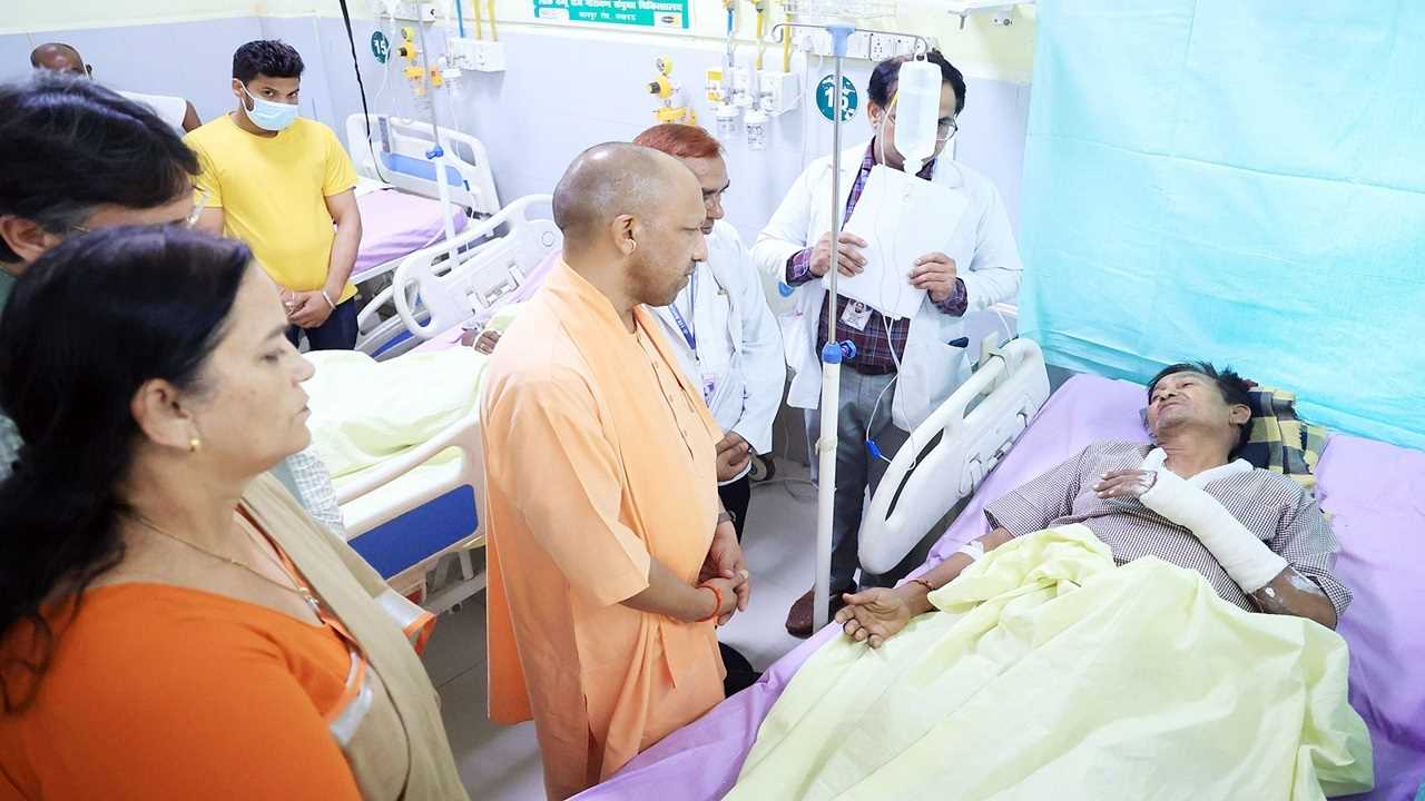 लखनऊ बिल्डिंग हादसा : सीएम योगी ने लोकबंधु अस्पताल में घायलों से की मुलाकात
