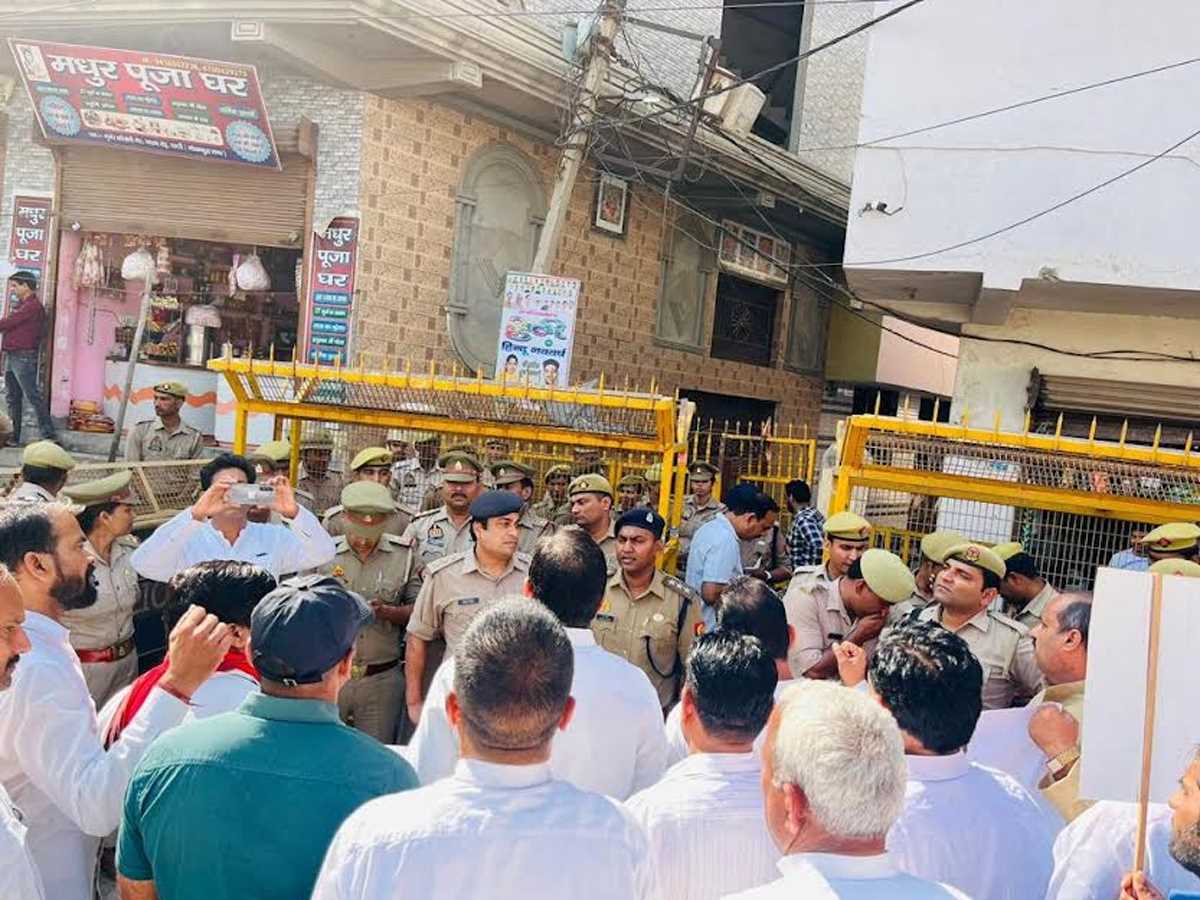 किसान सभा के कार्यकर्ताओं ने किया दादरी विधायक का किया घेराव