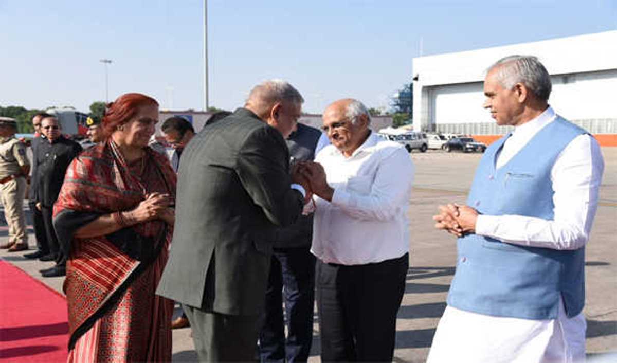 धनखड़ अहमदाबाद एयरपोर्ट से दिल्ली के लिए रवाना