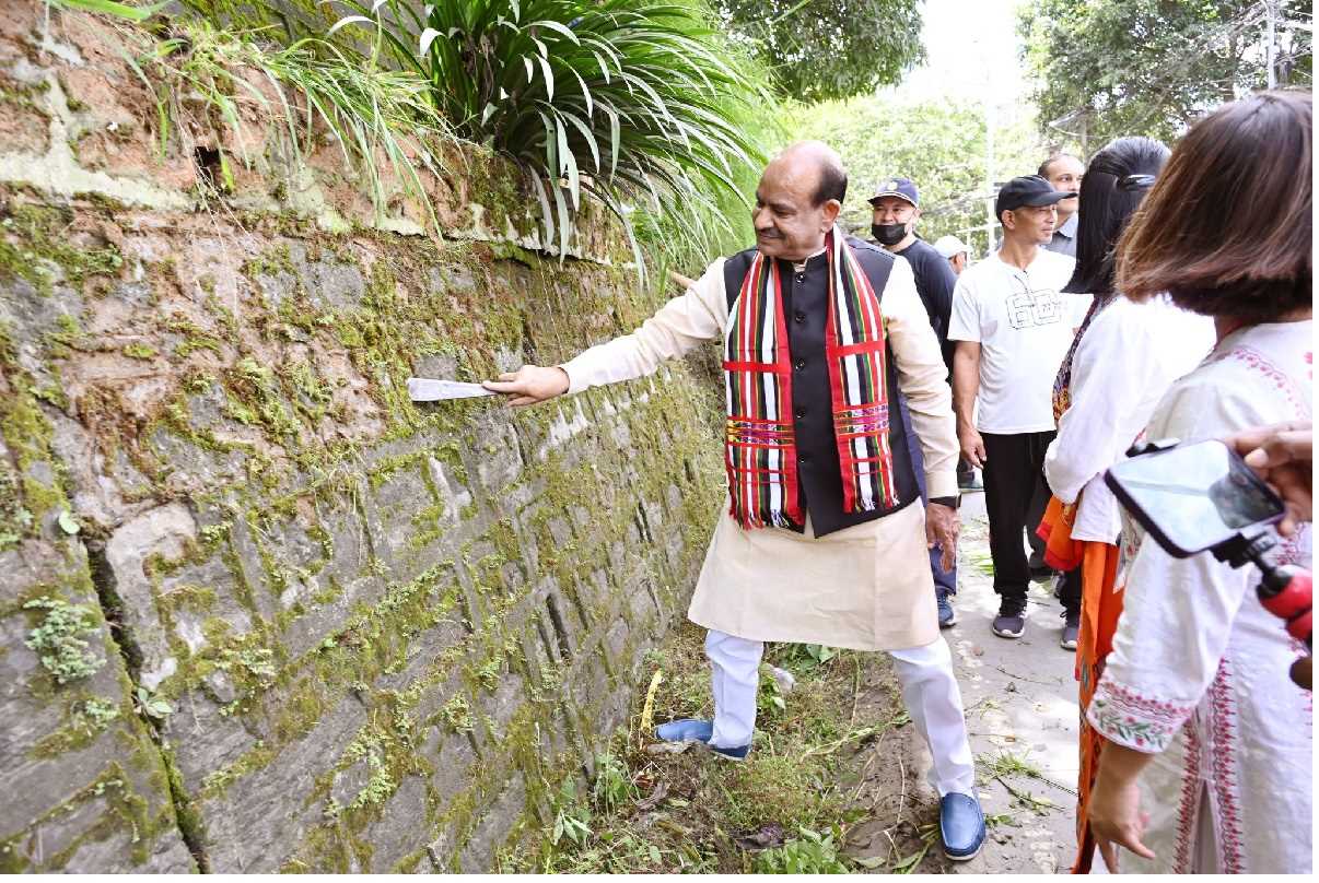 लोकसभा अध्यक्ष ने आइजोल में स्वच्छता अभियान के दौरान किया श्रमदान