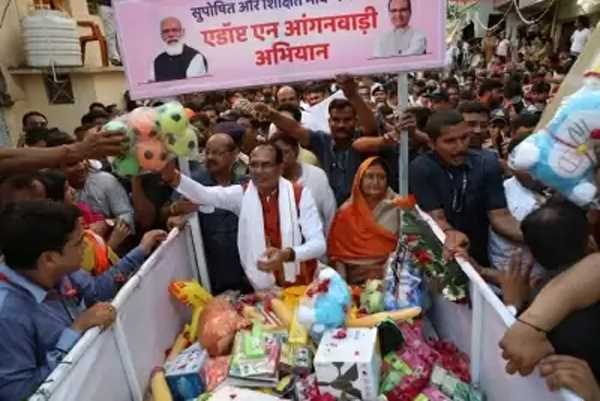 इंदौर की सड़कों पर बच्चों के लिए खिलौने जुटाने ठेला लेकर निकले शिवराज