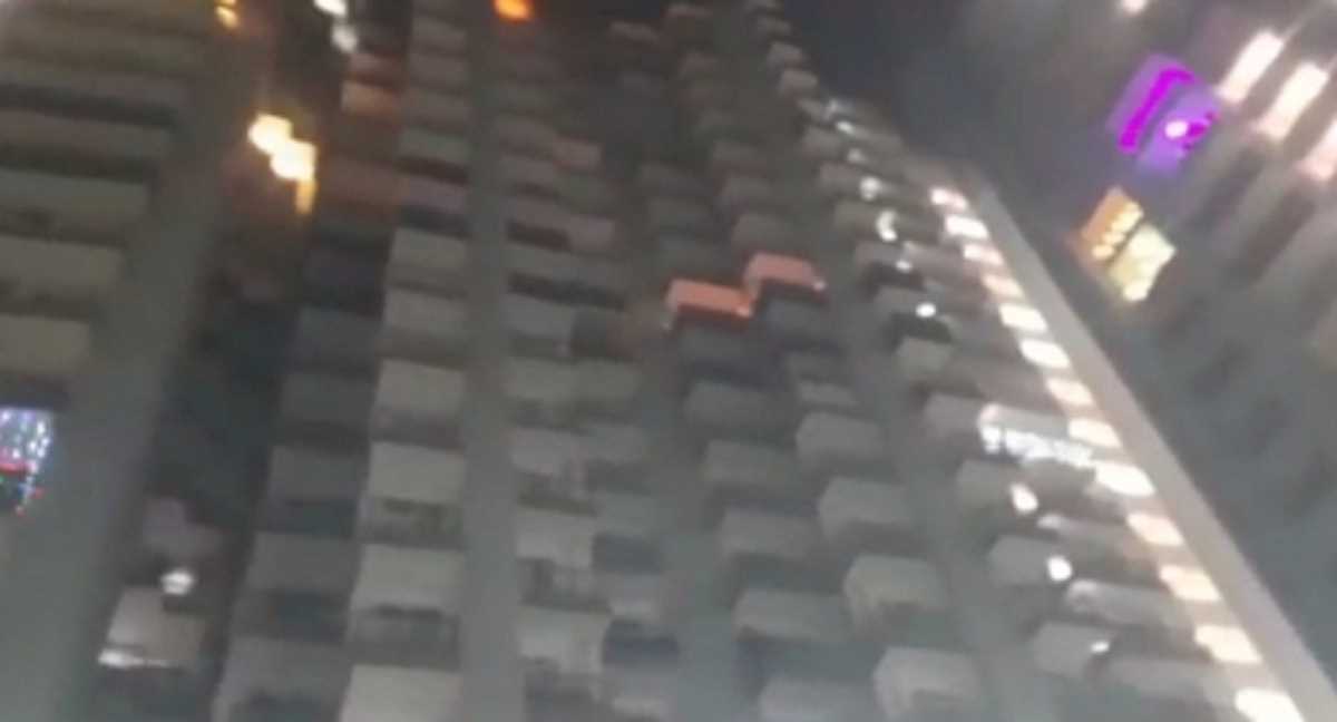 दो फ्लैटों में लगी आग, बिल्डिंग के फायर सेफ्टी ने नहीं किया काम, सोसाइटी वालों ने एनएच पर लगाया जाम