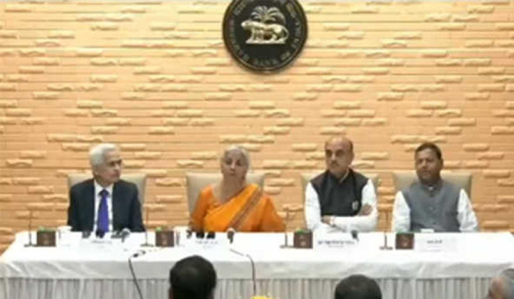 Adani Group: अडानी विवाद पर वित्त मंत्री की प्रतिकिया, कहा - भारतीय रेगुलेटर अनुभवी काबू कर लेंगें स्थिति