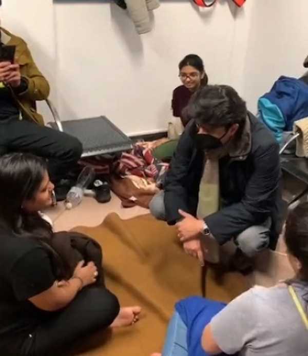 यूक्रेन संकट : सिंधिया ने बुखारेस्ट एयरपोर्ट पर प्रतीक्षा कर रहे भारतीय छात्रों से बातचीत की