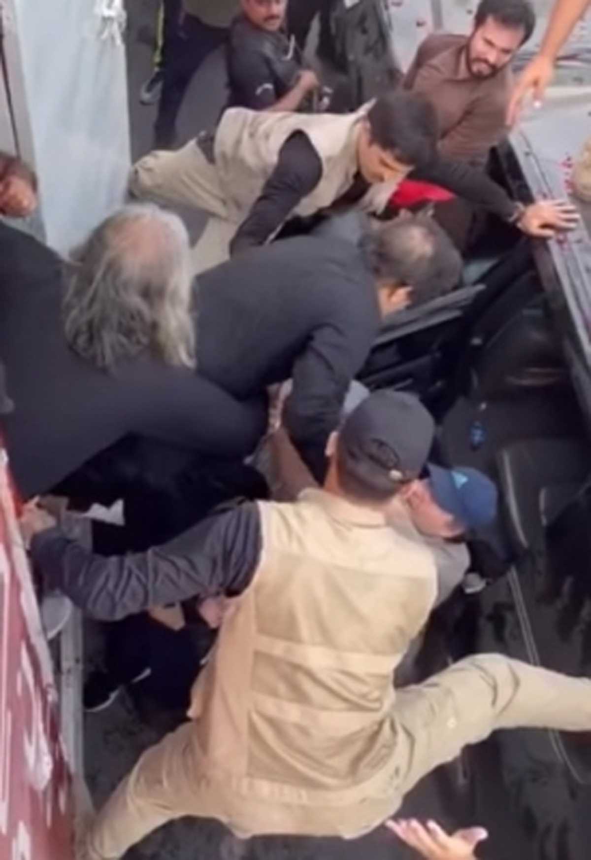 आईएसपीआर ने गुजरांवाला में पीटीआई के लॉन्ग मार्च पर हमले की निंदा की