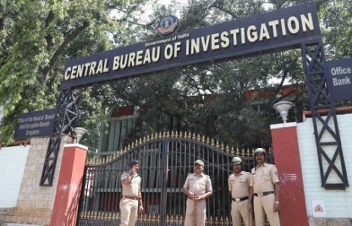 सीबीआई ने की फरार आईआरएस अधिकारी पर एक लाख के इनाम की घोषणा