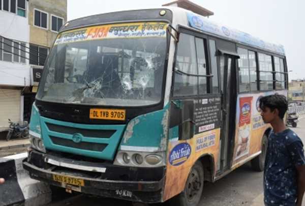 अग्निपथ का विरोध कर रहे प्रदर्शनकारियों ने पूर्वोत्तर दिल्ली में बस में की तोड़फोड़