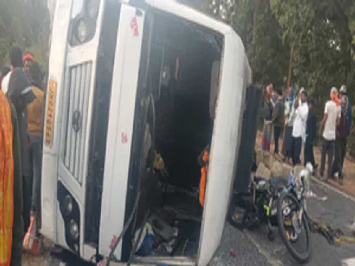 झारखंड के हजारीबाग में यात्री बस दुर्घटनाग्रस्त, तीन की मौत, 10 घायल