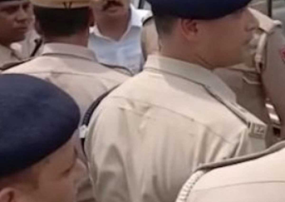 छुट्टी नहीं मिलने पर बेटे का शव लेकर एसएसपी ऑफिस पहुंचा सिपाही छुट्टी नहीं मिलने पर बेटे का शव लेकर एसएसपी ऑफिस पहुंचा सिपाही