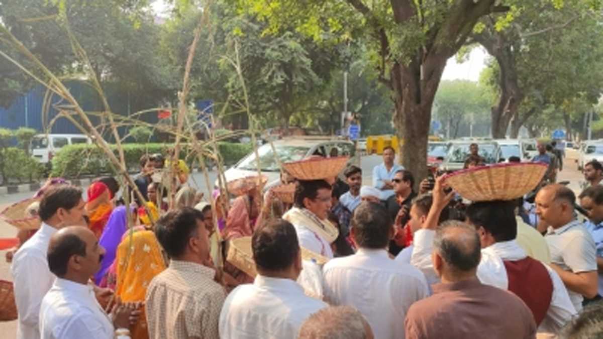 दिल्ली कांग्रेस अध्यक्ष ने छठ व्रती महिलाओं के साथ आम आदमी पार्टी कार्यालय पहुंच किया प्रदर्शन