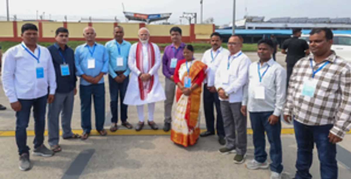 रांची भाजपा कार्यालय के कर्मियों से खास तौर पर मिले पीएम मोदी, तस्वीरें भी खिंचवाईं