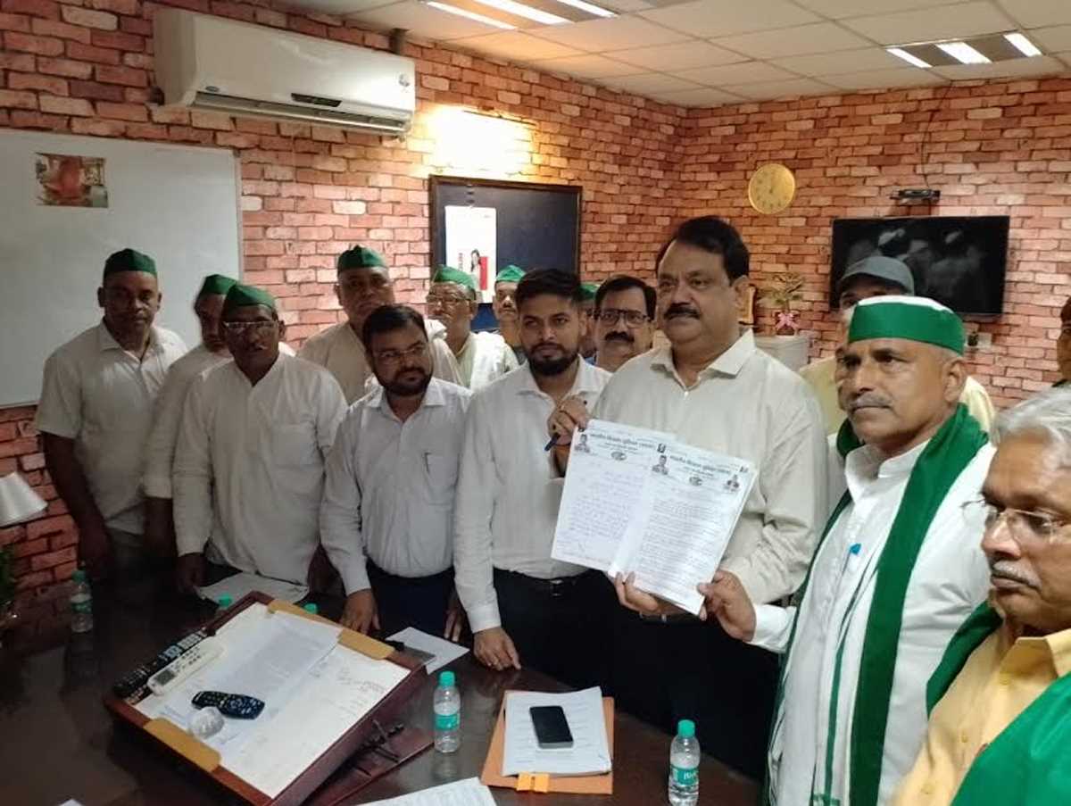 यमुना प्राधिकरण कार्यालय पहुंच किसानों ने समस्याओं के समाधान की मांग