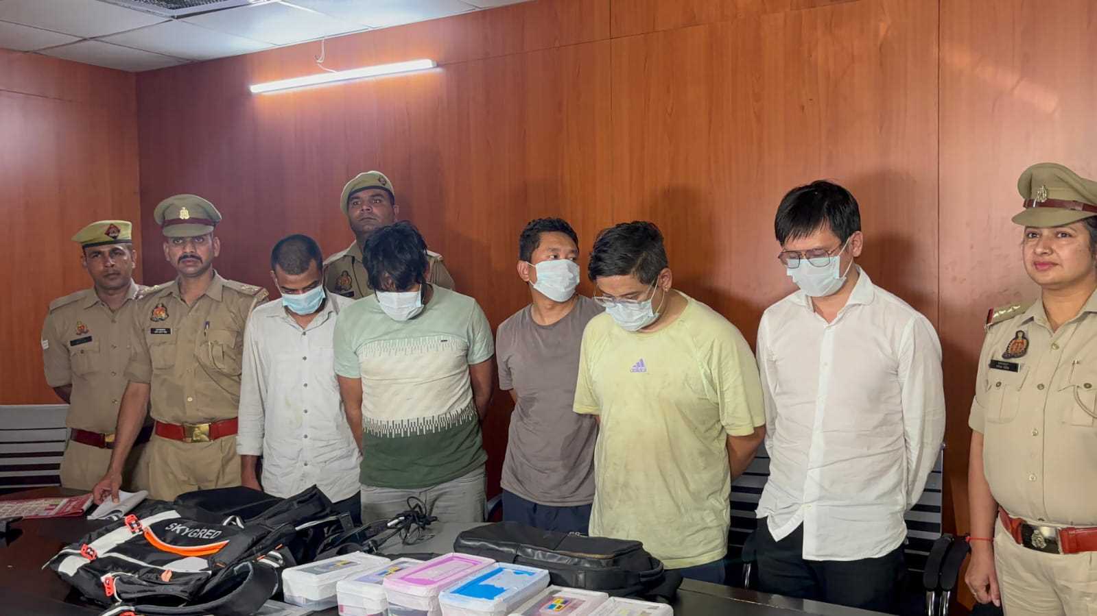 चीनी नागरिक समेत 5 गिरफ्तार, 21 मोबाइल, करोड़ों रुपए ठगी का आरोप