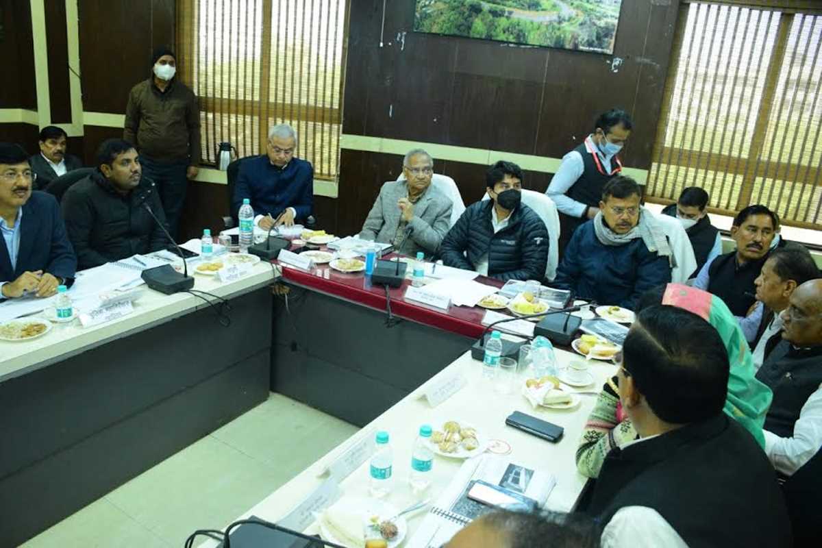 सिंधिया ने की विकास कार्यों की समीक्षा, एलिवेटेड रोड, रेलवे स्टेशन, रमौआ जड़ेरूआ बांध पर दिए ये निर्देश