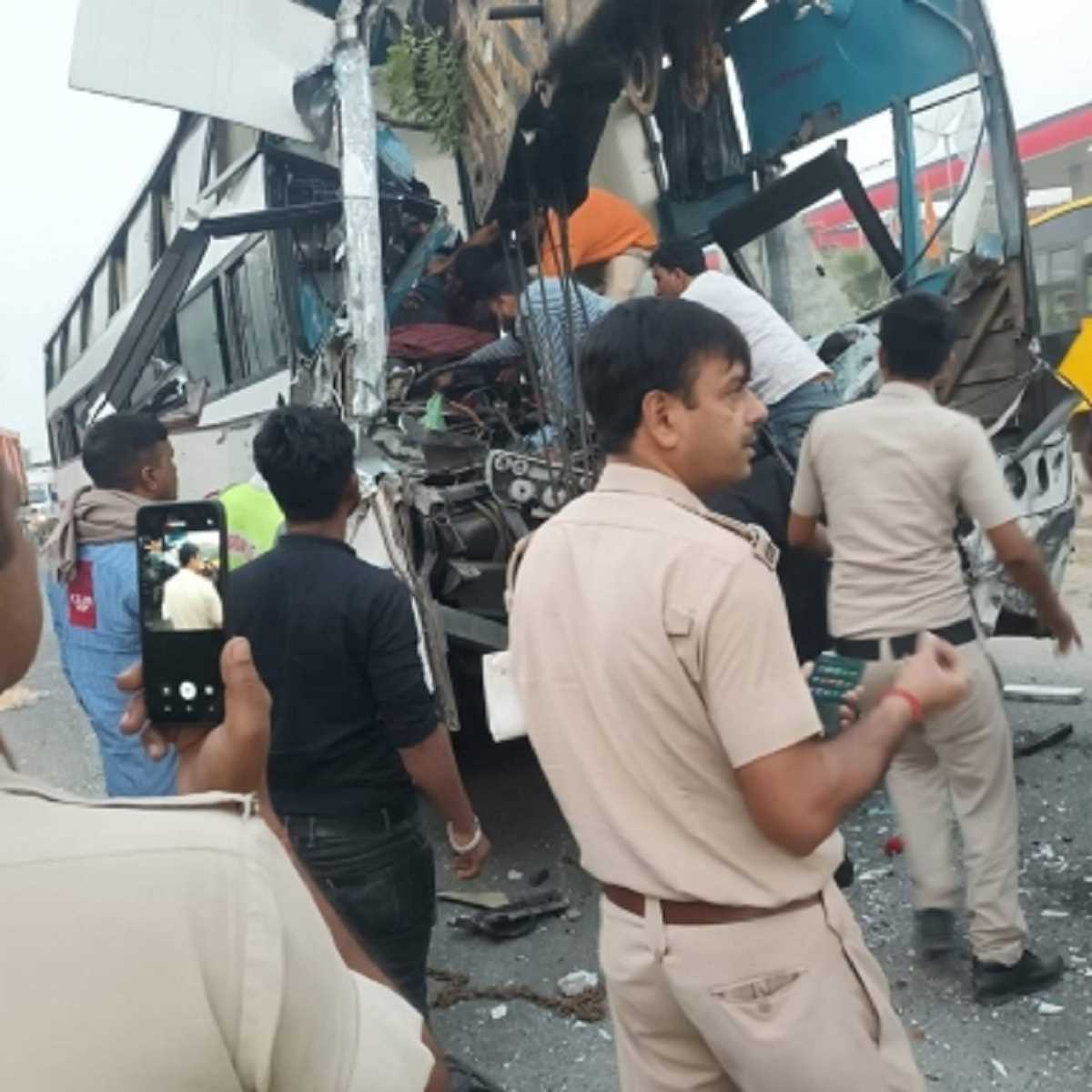 दिल्ली-जयपुर एक्सप्रेस-वे पर बस-ट्रक की टक्कर में 1 की मौत, 5 घायल