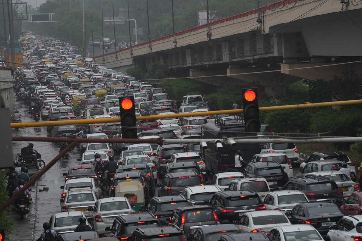 नोएडा में बारिश बनी लोगों के लिए मुसीबत, ट्रैफिक व्यवस्था चरमराई